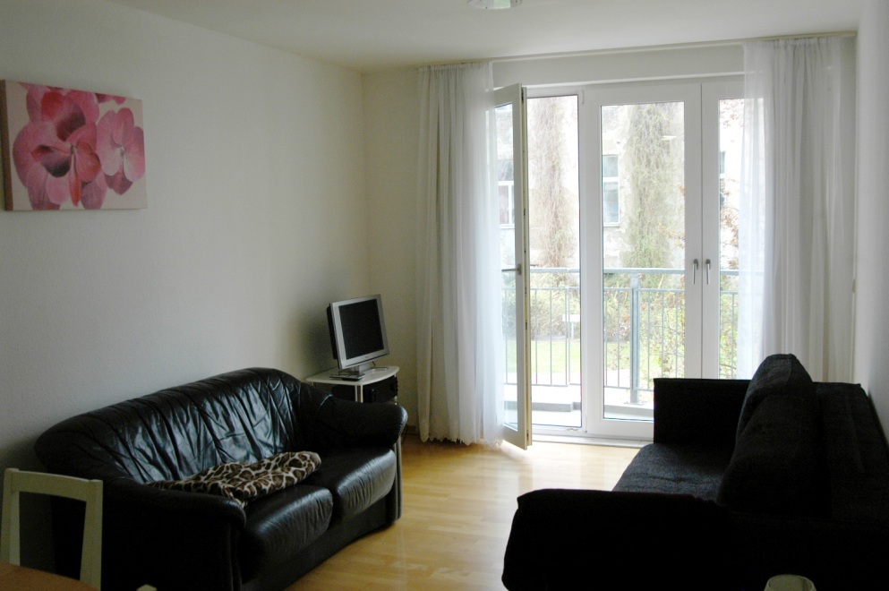 Sofas und Fernsehecke der Ferienwohnung